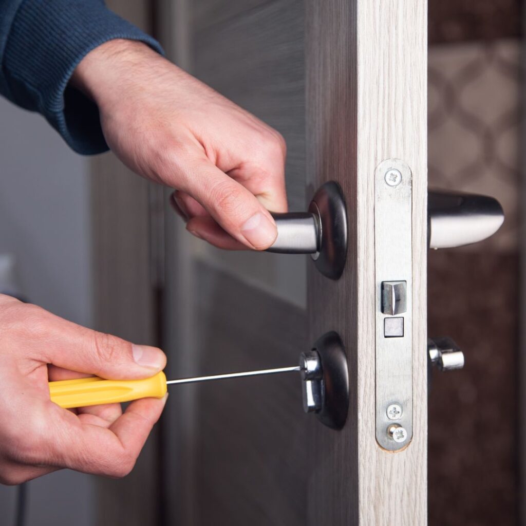 Fabbro Apriporta Ferrara per apertura porte blindate, cancelli e garage con tecniche professionali senza danni.