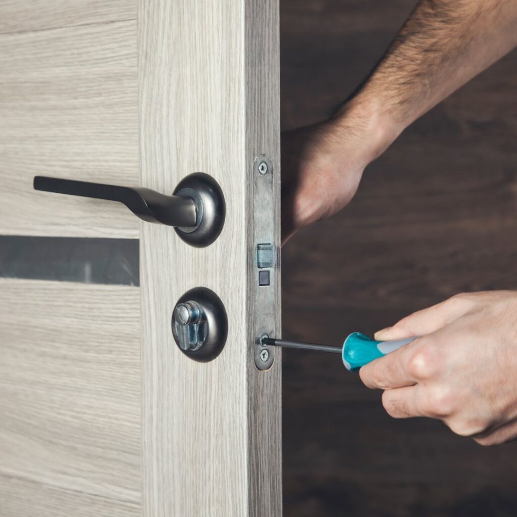 Tecnico serrature a Ferrara mentre apre una porta blindata con tecniche non invasive.